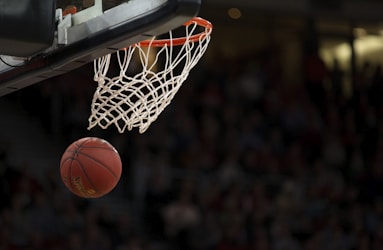 篮球直播画面 - NBA赛场激烈对抗，球员扣篮瞬间